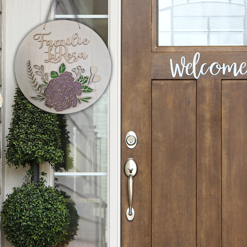 Handgefertigtes, personalisiertes Türschild aus Holz mit Familiennamen und 3D-Blumenornamenten
